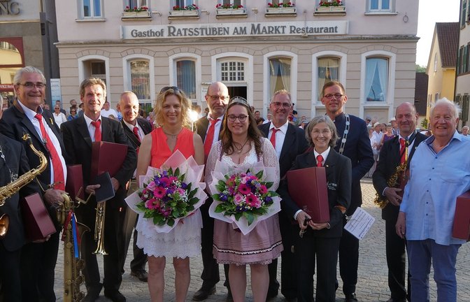 OB Uwe Skrzypek-Muth dankt Bürgern, die sich mit großem Engagement um den Maientag verdient gemacht haben.  <span class='image-autor'>Fotos: Friedrich</span>