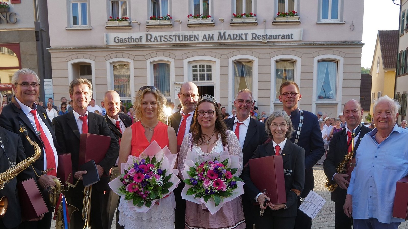 OB Uwe Skrzypek-Muth dankt Bürgern, die sich mit großem Engagement um den Maientag verdient gemacht haben.  Fotos: Friedrich