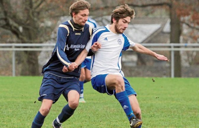 Auch wenn Michali Gatsas (rechts) hier vor seinem Gegner an den Ball kommt, hatte der SV Illingen II gegen Lomersheim II in den entscheidenden Momenten das Nachsehen. Foto: Bürkle