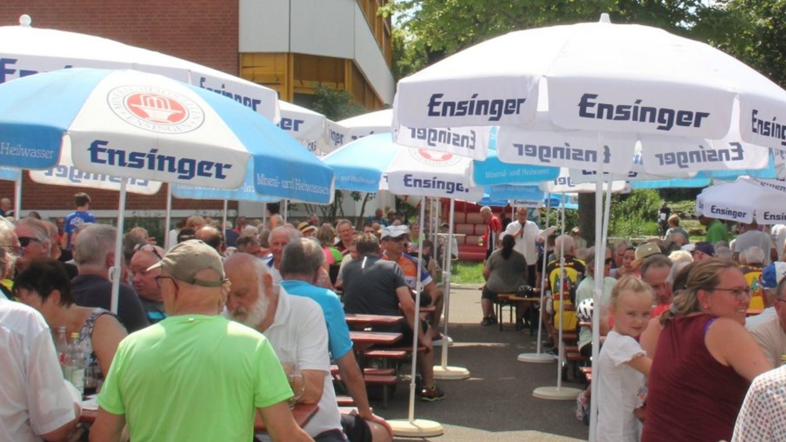 Wohl behütet: Schattenplätze sind bei der Hocketse heiß begehrt.