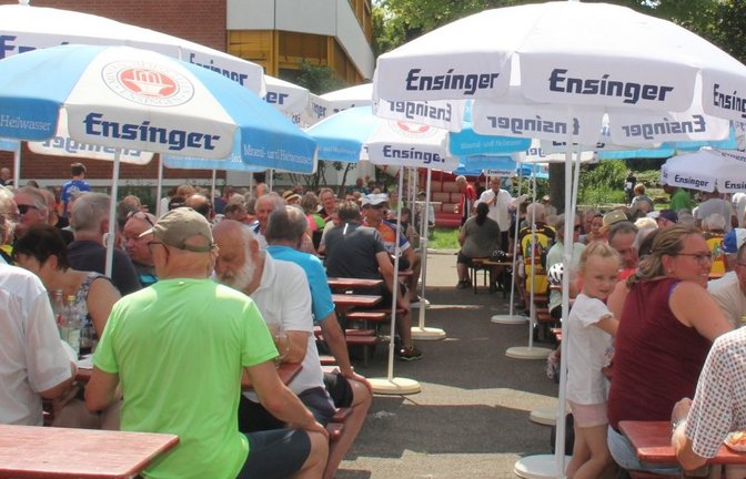 Wohl behütet: Schattenplätze sind bei der Hocketse heiß begehrt.