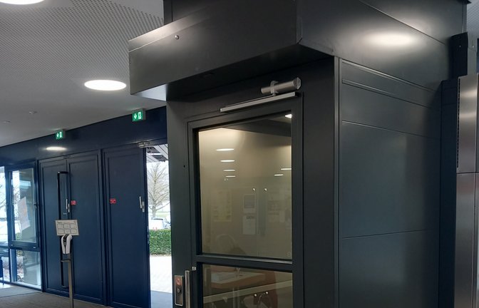Der Neue im Foyer: die Sport- und Kulturhalle hat einen Aufzug bekommen.  <span class='image-autor'>Foto: Glemser</span>