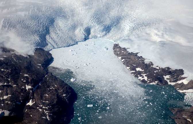 Eisberge brechen von einem Gletscher in einen Fjord in Grönland.<span class='image-autor'>David Goldman/AP/dpa</span>