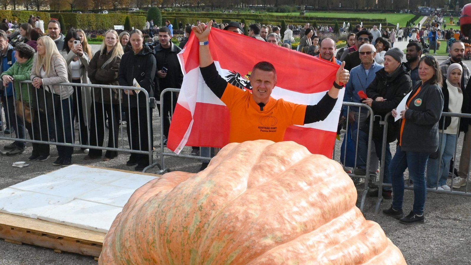 Wolfgang Nittnaus freut sich über den Europameistertitel im Kürbiswiegen. Foto: p Wolfgang Nittnaus freut sich über den Europameistertitel im Kürbiswiegen. Foto: p