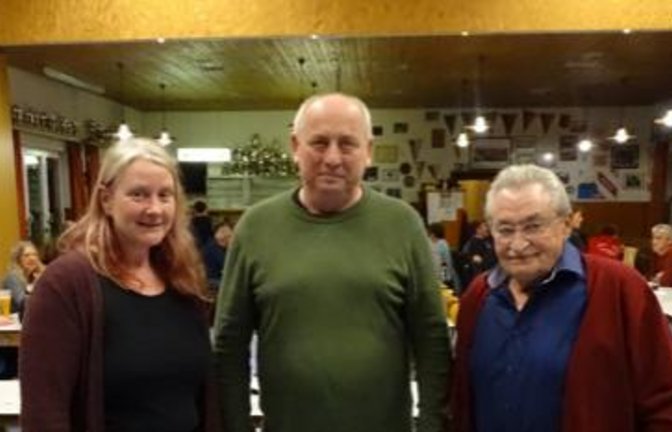 Claudia Klingel ist zur 2. Vorsitzenden gewählt worden. Vorsitzender Werner Geiger (Mitte) bedankt sich für 45 Jahre ehrenamtlicher Ausschussarbeit bei Hugo Kurfiss.  <span class='image-autor'>Foto: p</span>