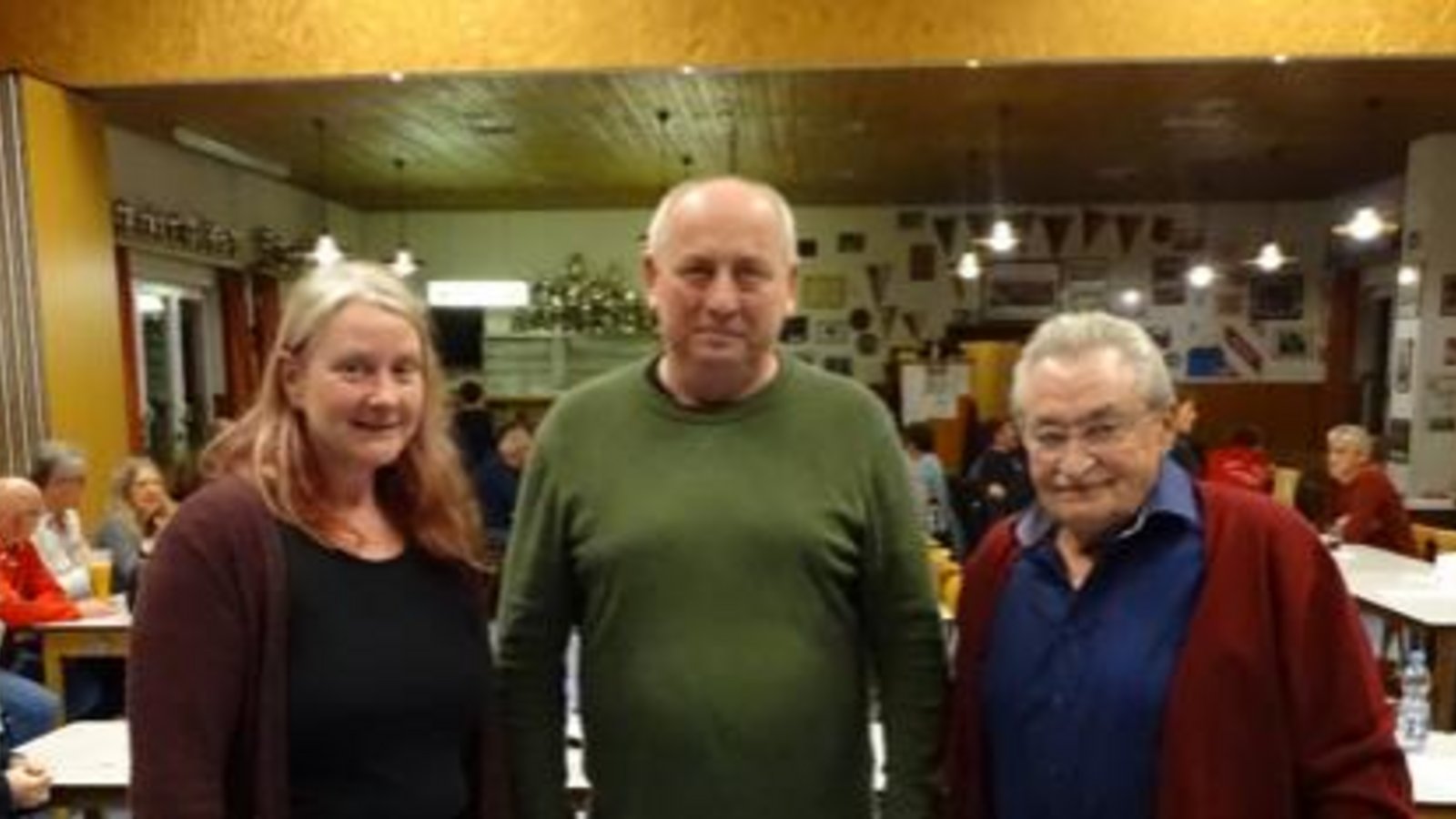Claudia Klingel ist zur 2. Vorsitzenden gewählt worden. Vorsitzender Werner Geiger (Mitte) bedankt sich für 45 Jahre ehrenamtlicher Ausschussarbeit bei Hugo Kurfiss.  Foto: p