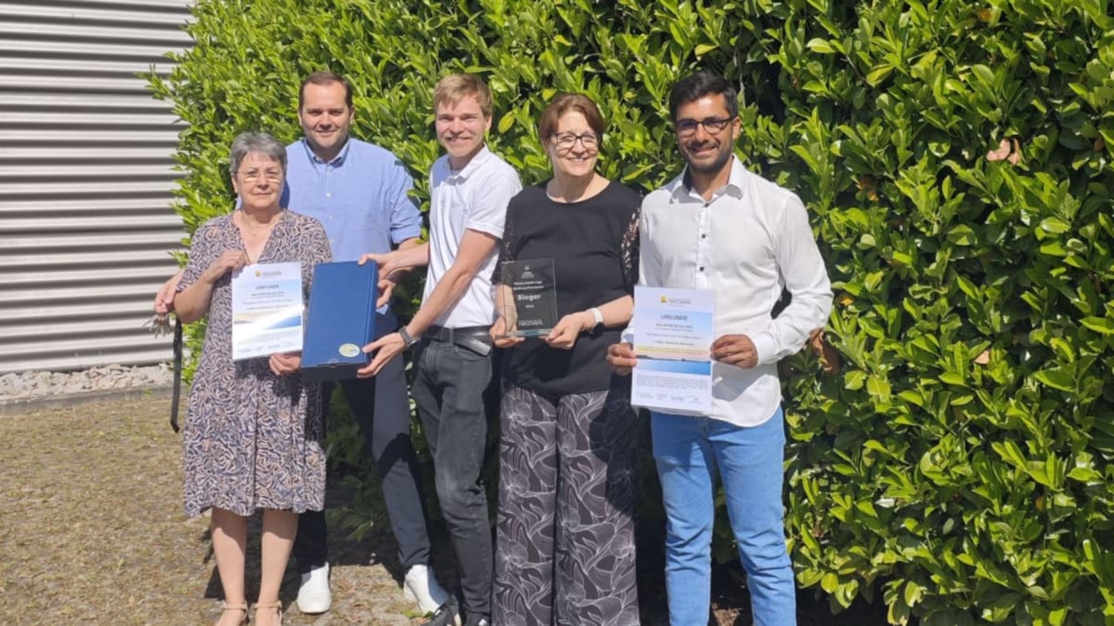 Über die Auszeichnungen der Solarliga Enzkreis Pforzheim freuten sich von links nach rechts: Elke und Alexander Göhler und Margit Stähle. Der Preis wurde von Elias Wege und Fawad Mehmood überreicht.Kurz - keep gGmbH Über die Auszeichnungen der Solarliga Enzkreis Pforzheim freuten sich von links nach rechts: Elke und Alexander Göhler und Margit Stähle. Der Preis wurde von Elias Wege und Fawad Mehmood überreicht.Kurz - keep gGmbH