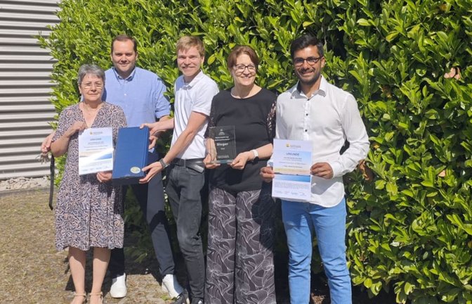 Über die Auszeichnungen der Solarliga Enzkreis Pforzheim freuten sich von links nach rechts: Elke und Alexander Göhler und Margit Stähle. Der Preis wurde von Elias Wege und Fawad Mehmood überreicht.<span class='image-autor'>Kurz - keep gGmbH</span>