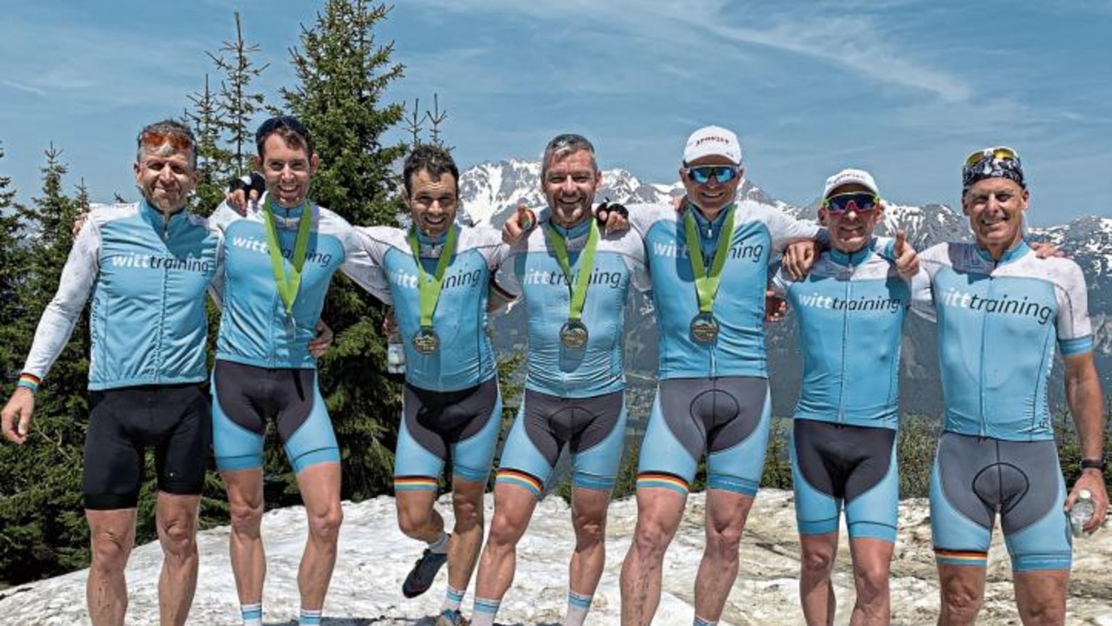 Das Nussdorfer Team Witttraining war bei der Alpentour Trophy in Schladming erfolgreich (von links): Patrick Gall, Patrick Krauth, Thomas Georg, Dirk Hentschel, Stefan Bäuerle, Jens Böhmig und Wolf-Thorsten Witt. Foto: privat Das Nussdorfer Team Witttraining war bei der Alpentour Trophy in Schladming erfolgreich (von links): Patrick Gall, Patrick Krauth, Thomas Georg, Dirk Hentschel, Stefan Bäuerle, Jens Böhmig und Wolf-Thorsten Witt. Foto: privat