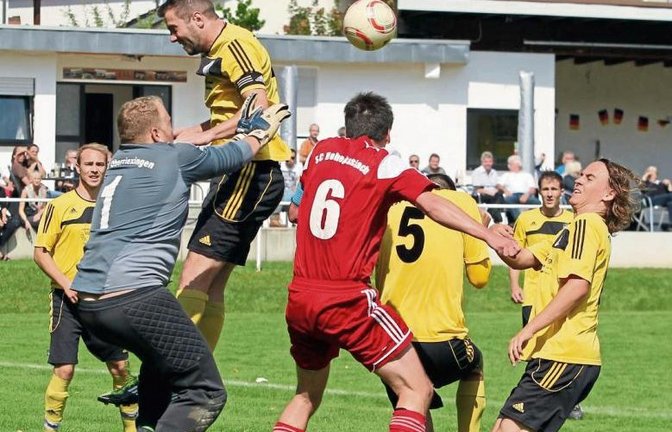 Der TSV Oberriexingen (links Torwart Daniel Faigle und Stefan Bachmann, rechts Marcel Welte), steht am Sonntag vor einer schweren Aufgabe in Häfnerhaslach. Foto: Archiv/Bürkle