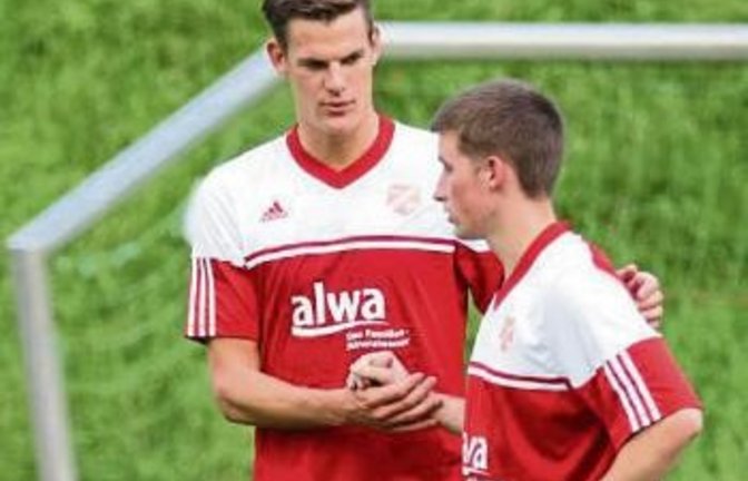 Daniel Nissan (links), der Spielertrainer der SGM Hohenhaslach/Freudental, gibt Adrian Kurz letzte taktische Anweisungen. Foto: Nachreiner