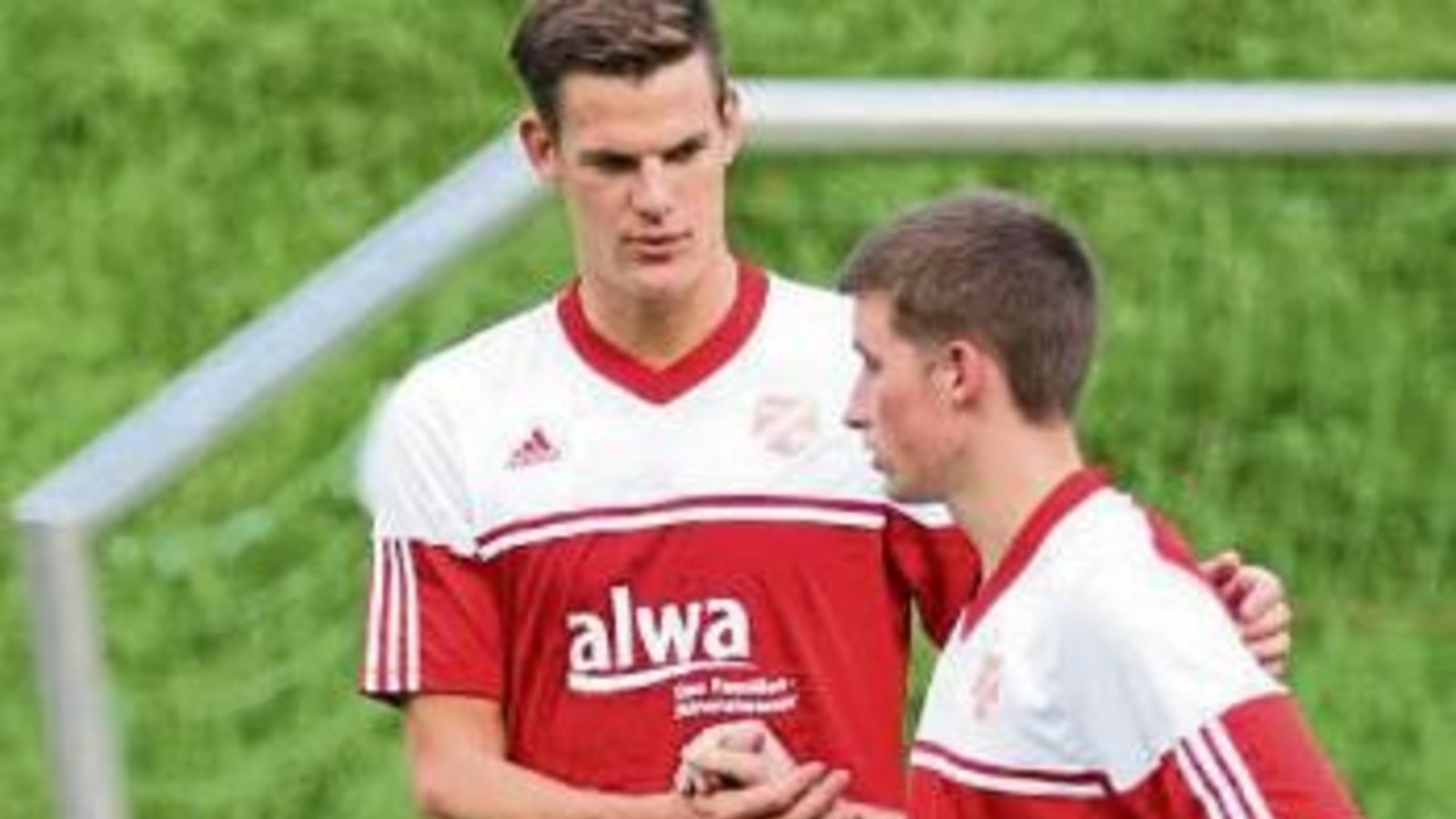 Daniel Nissan (links), der Spielertrainer der SGM Hohenhaslach/Freudental, gibt Adrian Kurz letzte taktische Anweisungen. Foto: Nachreiner Daniel Nissan (links), der Spielertrainer der SGM Hohenhaslach/Freudental, gibt Adrian Kurz letzte taktische Anweisungen. Foto: Nachreiner