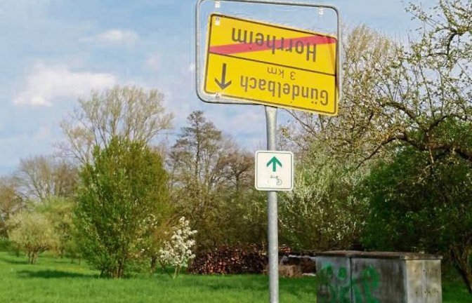 Gündelbach steht Kopf! Oder Horrheim? Am Wochenende war jedenfalls Kopfverrenken angesagt, wenn man das Schild lesen wollte – festgehalten von Anita Götz.