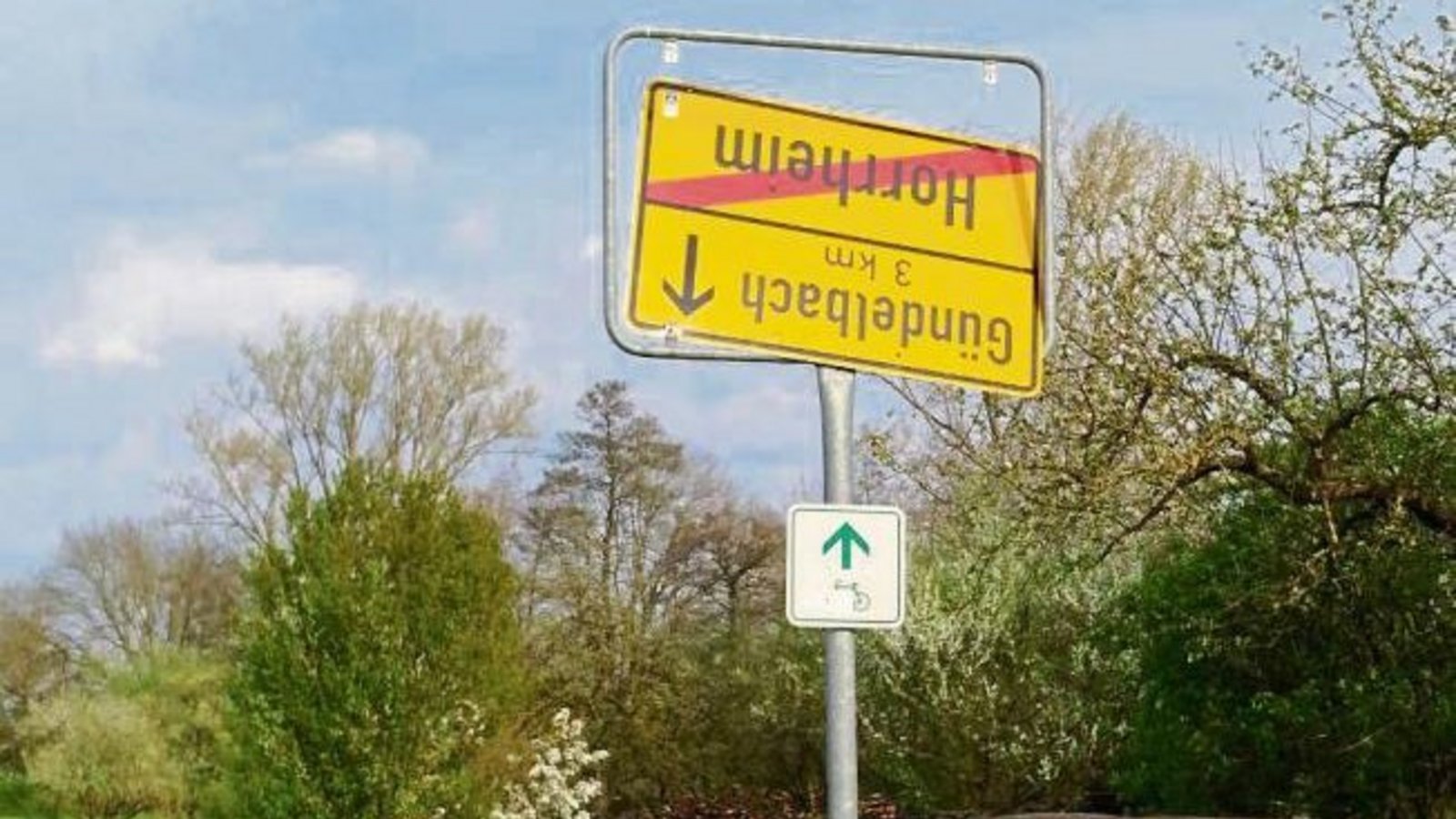 Gündelbach steht Kopf! Oder Horrheim? Am Wochenende war jedenfalls Kopfverrenken angesagt, wenn man das Schild lesen wollte – festgehalten von Anita Götz. Gündelbach steht Kopf! Oder Horrheim? Am Wochenende war jedenfalls Kopfverrenken angesagt, wenn man das Schild lesen wollte – festgehalten von Anita Götz.