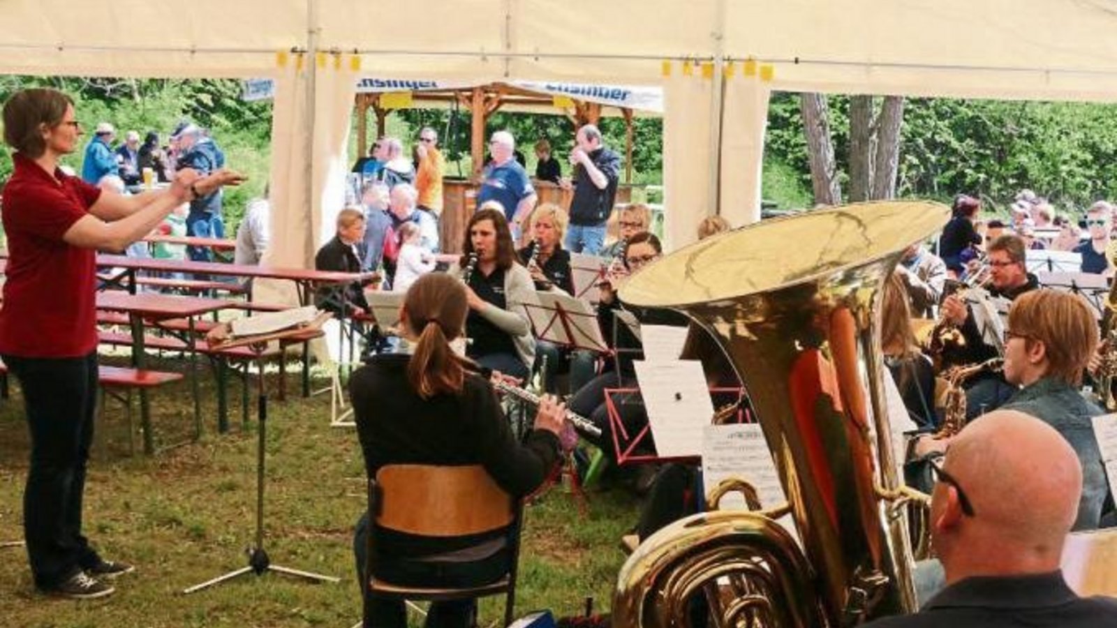 Das Fuchslochfest des Musikvereins Kleinglattbach war gestern wieder die große Anlaufstelle bei den Vatertags-Ausflügen. Musikalische Unterhaltung und deftige Speisen lockten aber nicht nur Wanderer. Die Straße an der KZ-Gedenkstätte war am Donnerstag mei