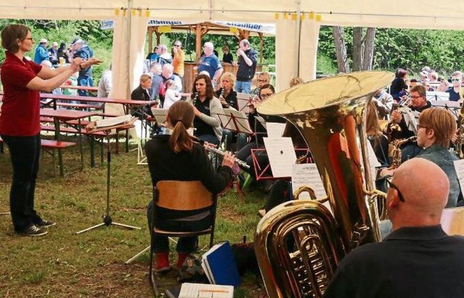 Das Fuchslochfest des Musikvereins Kleinglattbach war gestern wieder die große Anlaufstelle bei den Vatertags-Ausflügen. Musikalische Unterhaltung und deftige Speisen lockten aber nicht nur Wanderer. Die Straße an der KZ-Gedenkstätte war am Donnerstag mei