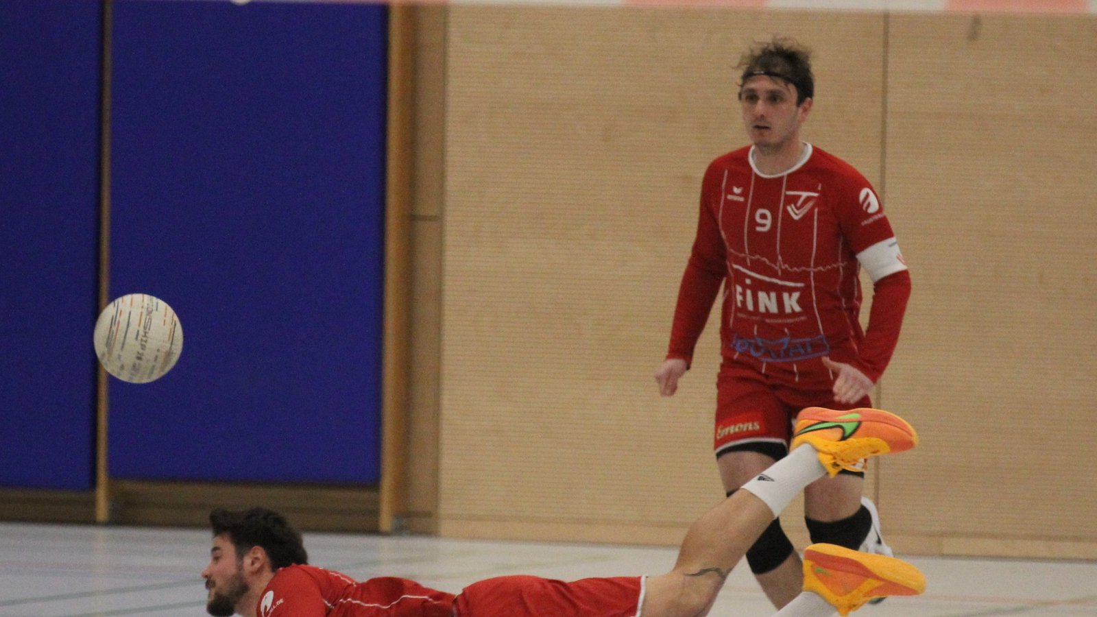 Vergeblich streckt sich der Vaihinger Michael Knodel (vorne) in dieser Szene nach dem Ball. Mannschaftsführer Jaro Jungclaussen kann nur zusehen. Foto: Dittrich