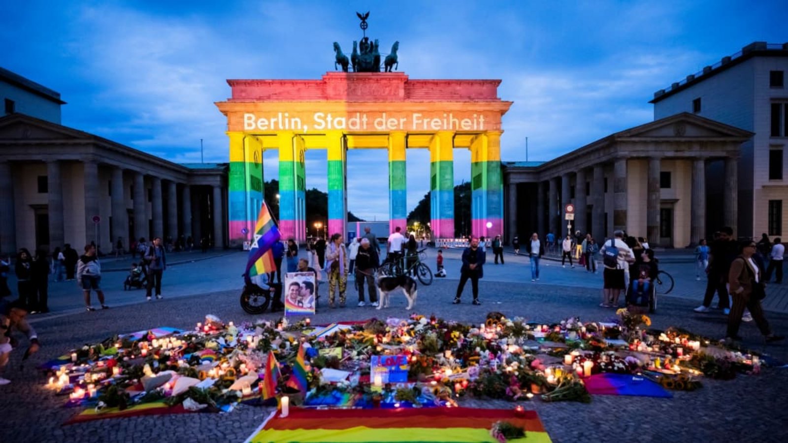 Nach dem Angriff auf CSD in Berlin haben viele Menschen Anteilnahme gezeigt.Christoph Soeder/dpa