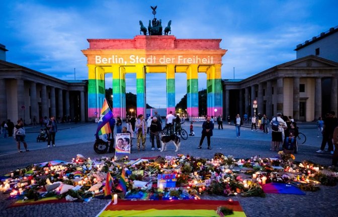 Nach dem Angriff auf CSD in Berlin haben viele Menschen Anteilnahme gezeigt.<span class='image-autor'>Christoph Soeder/dpa</span>