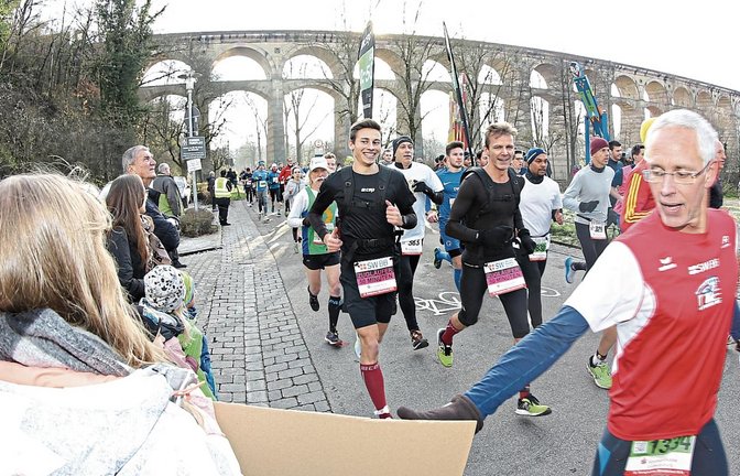 Flirt mit dem Publikum: Läufer und Zuschauer haben beim Bietigheimer Silvesterlauf gleichermaßen Spaß. Bei strahlendem Sonnenschein und drei Grad über Null gingen 3371 Teilnehmer auf die Strecke. Fotos: Küppers