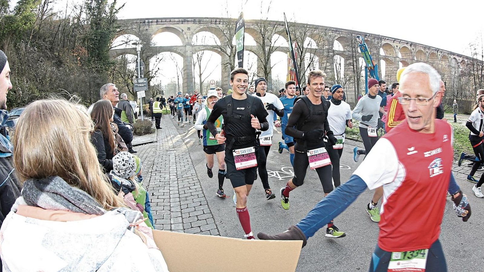 Flirt mit dem Publikum: Läufer und Zuschauer haben beim Bietigheimer Silvesterlauf gleichermaßen Spaß. Bei strahlendem Sonnenschein und drei Grad über Null gingen 3371 Teilnehmer auf die Strecke. Fotos: Küppers Flirt mit dem Publikum: Läufer und Zuschauer haben beim Bietigheimer Silvesterlauf gleichermaßen Spaß. Bei strahlendem Sonnenschein und drei Grad über Null gingen 3371 Teilnehmer auf die Strecke. Fotos: Küppers