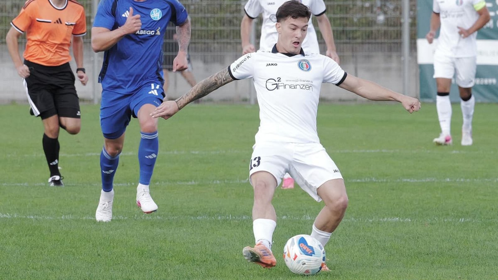 Casian-Matei Ulici rückt gegen Hofherrnweiler vom Mittelfeld zurück in die Viererkette.Günter Bergmann Casian-Matei Ulici rückt gegen Hofherrnweiler vom Mittelfeld zurück in die Viererkette.Günter Bergmann