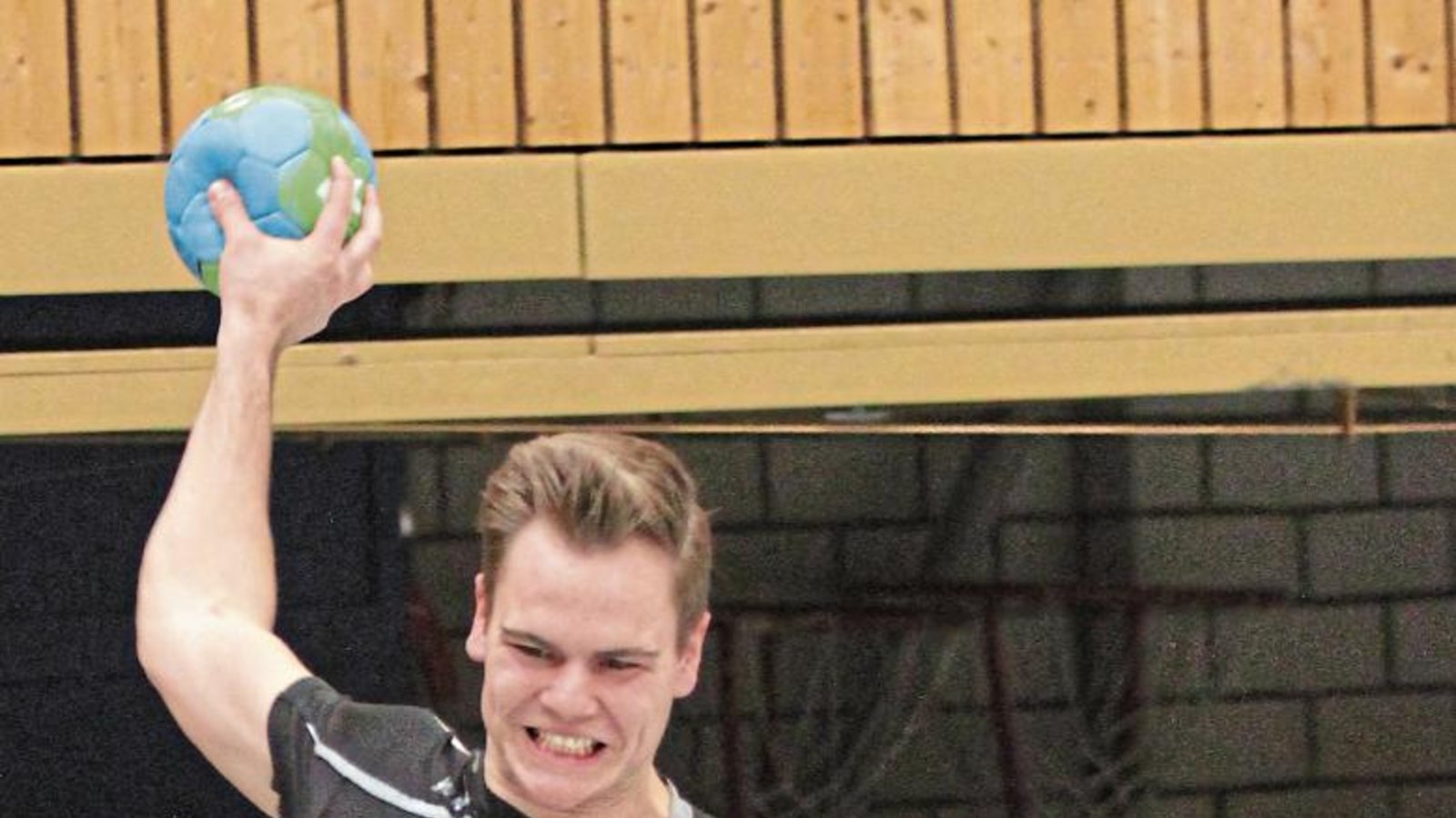 Tim-Lukas Truckseß (links) ist der Allrounder bei den Handballern des CVJM Enzweihingen. In der neuen Saison muss der Rückraumspieler vermehrt auch am Kreis spielen. In der Vergangenheit half er auch schon mal zwischen den Pfosten aus. Foto: Nachreiner Tim-Lukas Truckseß (links) ist der Allrounder bei den Handballern des CVJM Enzweihingen. In der neuen Saison muss der Rückraumspieler vermehrt auch am Kreis spielen. In der Vergangenheit half er auch schon mal zwischen den Pfosten aus. Foto: Nachreiner