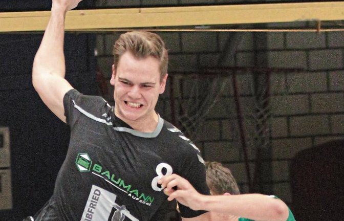 Tim-Lukas Truckseß (links) ist der Allrounder bei den Handballern des CVJM Enzweihingen. In der neuen Saison muss der Rückraumspieler vermehrt auch am Kreis spielen. In der Vergangenheit half er auch schon mal zwischen den Pfosten aus. Foto: Nachreiner