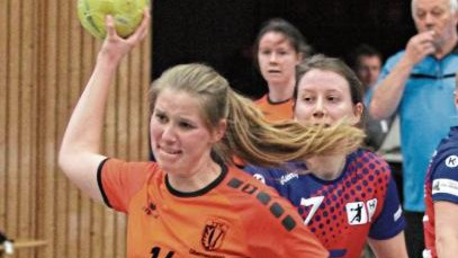 Sarah Dörr (vorne) war durch die offensive 6-0-Abwehr der HSG Sulzbach/Murrhardt am Kreis das eine oder andere Mal frei. Foto: Nachreiner Sarah Dörr (vorne) war durch die offensive 6-0-Abwehr der HSG Sulzbach/Murrhardt am Kreis das eine oder andere Mal frei. Foto: Nachreiner