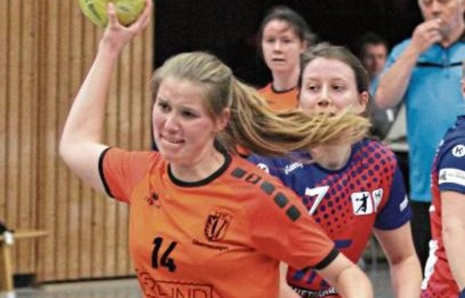 Sarah Dörr (vorne) war durch die offensive 6-0-Abwehr der HSG Sulzbach/Murrhardt am Kreis das eine oder andere Mal frei. Foto: Nachreiner
