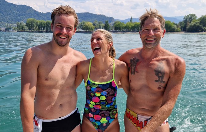 Als Team „Längsquerulanten“ mit Linus Laengle (links) und Florian Bartunek ist Sabine Lieschke der Länge nach durch den Bodensee geschwommen. <span class='image-autor'>Fotos: Bodenseequerung/Oliver Halder</span>