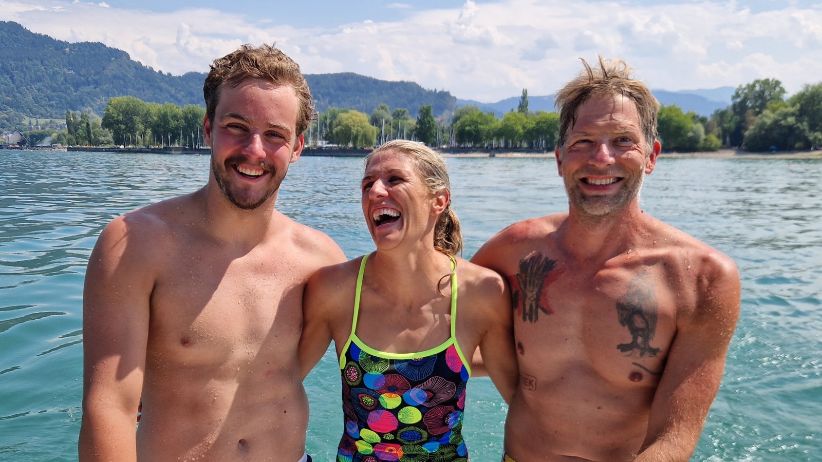 Als Team „Längsquerulanten“ mit Linus Laengle (links) und Florian Bartunek ist Sabine Lieschke der Länge nach durch den Bodensee geschwommen. Fotos: Bodenseequerung/Oliver Halder Als Team „Längsquerulanten“ mit Linus Laengle (links) und Florian Bartunek ist Sabine Lieschke der Länge nach durch den Bodensee geschwommen. Fotos: Bodenseequerung/Oliver Halder