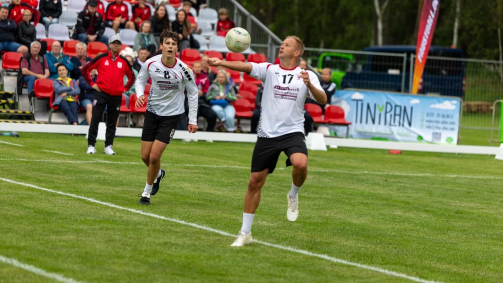 Stammheims-Trainer Alwin Oberkersch (vorne) musste bei der Deutschen Meisterschaft selbst ran.Faustball Deutschland e.V. / Uwe Spille Stammheims-Trainer Alwin Oberkersch (vorne) musste bei der Deutschen Meisterschaft selbst ran.Faustball Deutschland e.V. / Uwe Spille