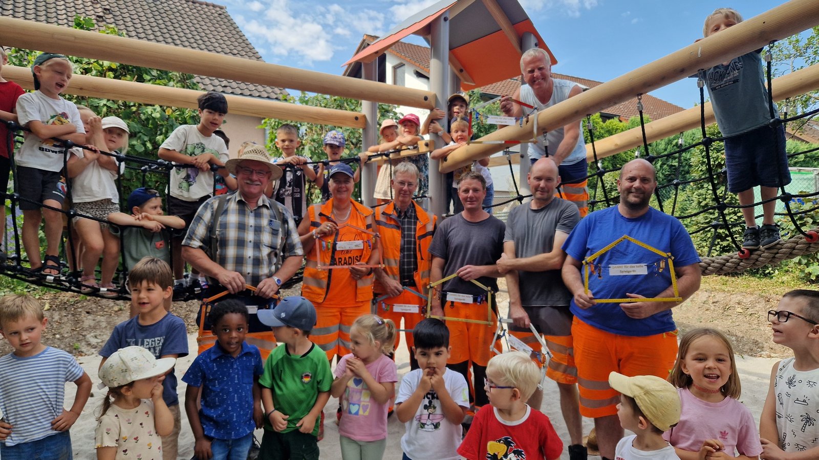 Kindergarten Ensingen neues Spielgerät Klettergerüst Ritterburg Bauhof Foto:p
