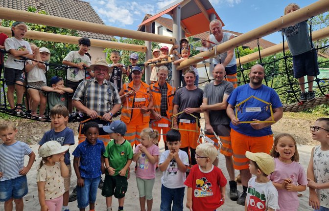 Kindergarten Ensingen neues Spielgerät Klettergerüst Ritterburg Bauhof Foto:p