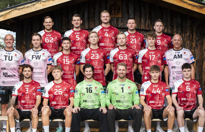 Die Oberliga-Handballer des TV Oeffingen in der Saison 2026/2027&nbsp;– hintere Reihe, von links: Timo Zoller, Luis Westner, Fabian Schindlbeck, Axel Steffens und Marcel Meyer – mittlere Reihe, von links: Trainer Tobias Unfried, Torwarttrainer Fabrice Wersch, Konstantin Schad, Lucas Frey, Tobias Rühle, Lewin Frey und Andreas Menne (Statistiken) – vordere Reihe, von links: Fynn Fröschle, Ferdinand Würmle, Marco Brecht, Yannick Seeger, Jonas Frey und Matti Thülly. Auf dem Bild fehlen: Tim Köhler,&nbsp;Fabian Langenfeld, Simon Merz, Lars Schweickhardt, Robin Stöhr, Torwarttrainer&nbsp;Marc Bürkle, Phsiotherapeutin Franzi Förster&nbsp; und Co-Trainer Marco Kolotuschkin.<span class='image-autor'>Felix Hess</span>