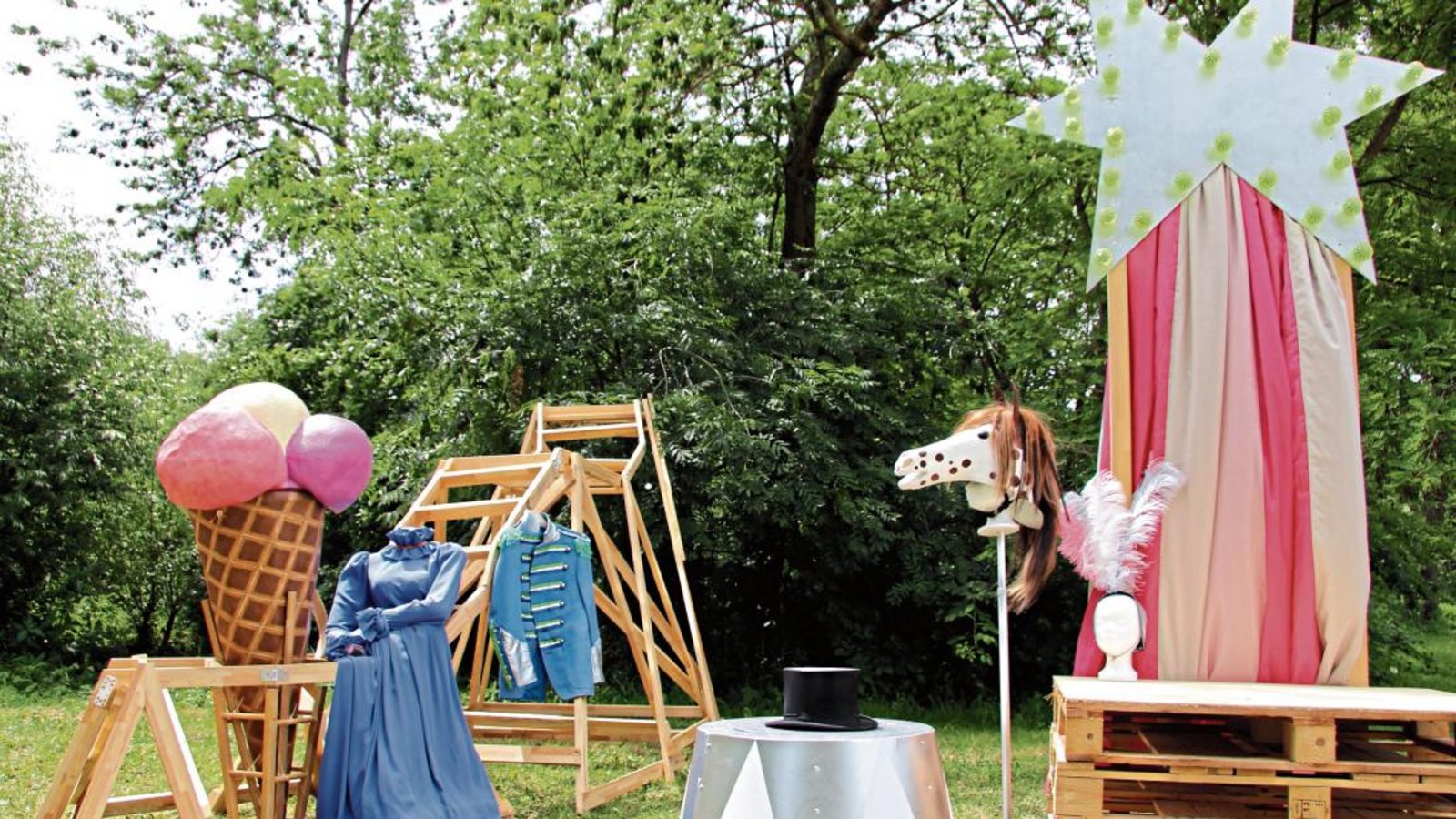 Ein Teil der Requisiten für das Stück ist bereits fertig.  Foto: Gergen