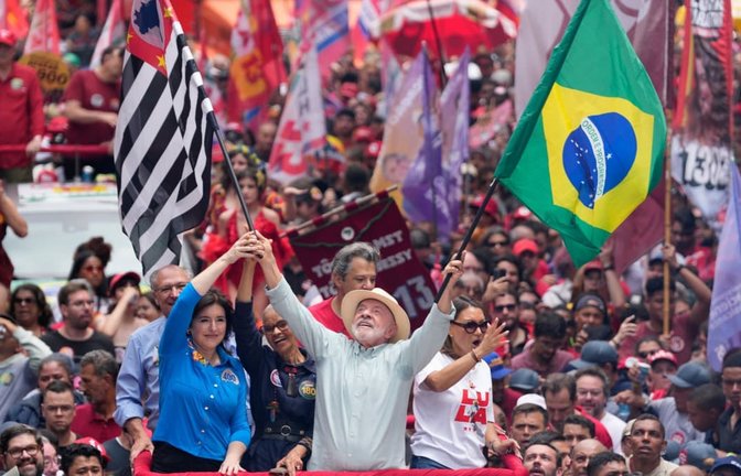 Präsident Luiz Inácio Lula da Silva auf einer Wahlkampfveranstaltung einen Tag vor den Wahlen in Brasilien. Herausforderer Bolsonaro will gegen den Lula gerichtlich vorgehen.<span class='image-autor'>Andre Penner/AP/dpa</span>