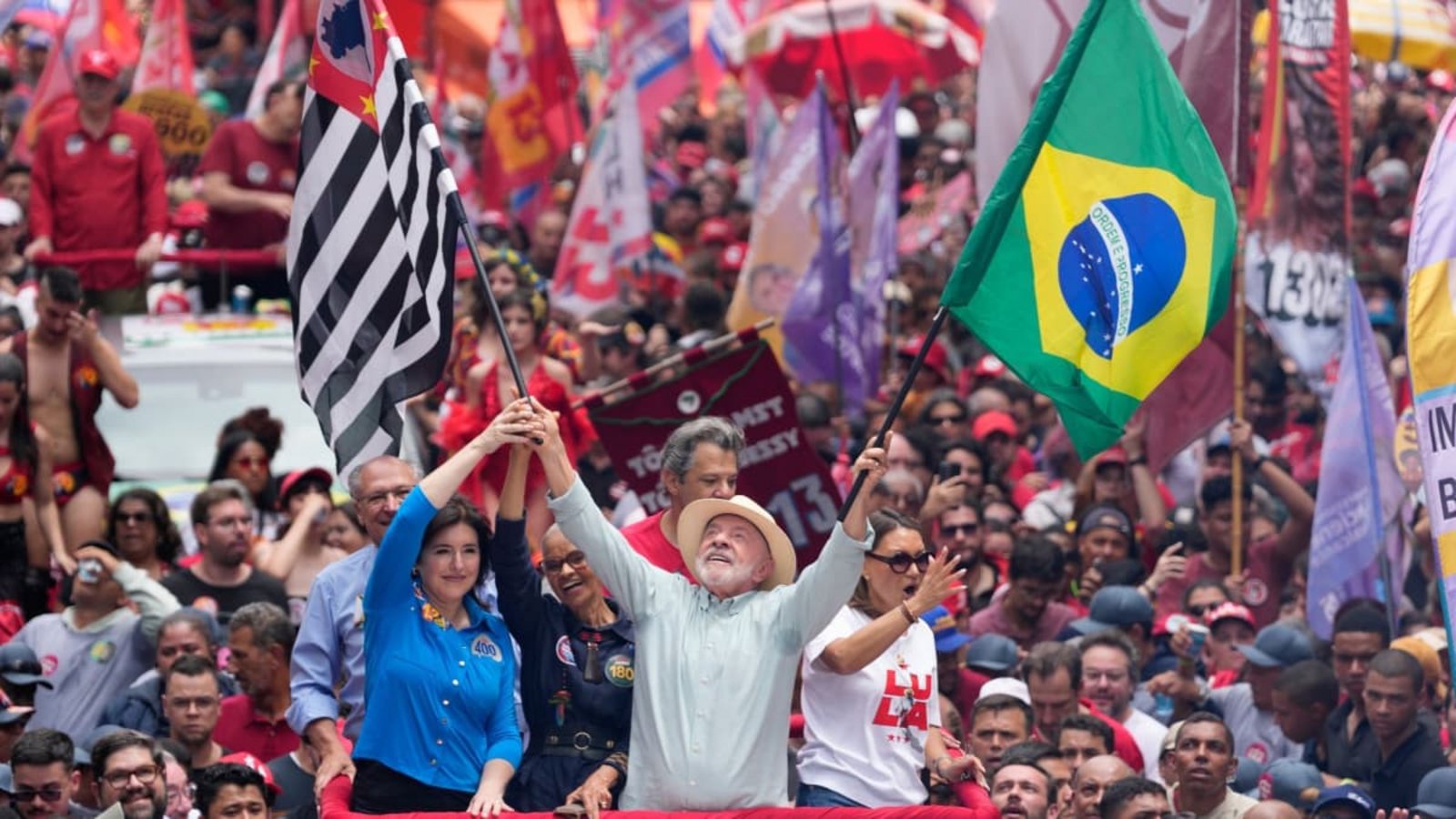 Präsident Luiz Inácio Lula da Silva auf einer Wahlkampfveranstaltung einen Tag vor den Wahlen in Brasilien. Herausforderer Bolsonaro will gegen den Lula gerichtlich vorgehen.Andre Penner/AP/dpa Präsident Luiz Inácio Lula da Silva auf einer Wahlkampfveranstaltung einen Tag vor den Wahlen in Brasilien. Herausforderer Bolsonaro will gegen den Lula gerichtlich vorgehen.Andre Penner/AP/dpa