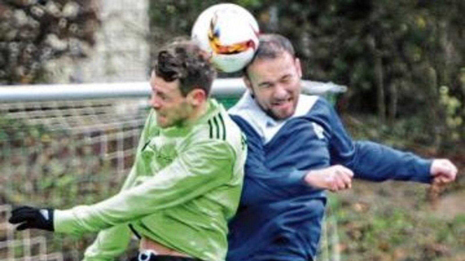 An SVI- Linksverteidiger Matthias Hitzler (rechts) ist kaum vorbeizukommen.  Foto: Leitner