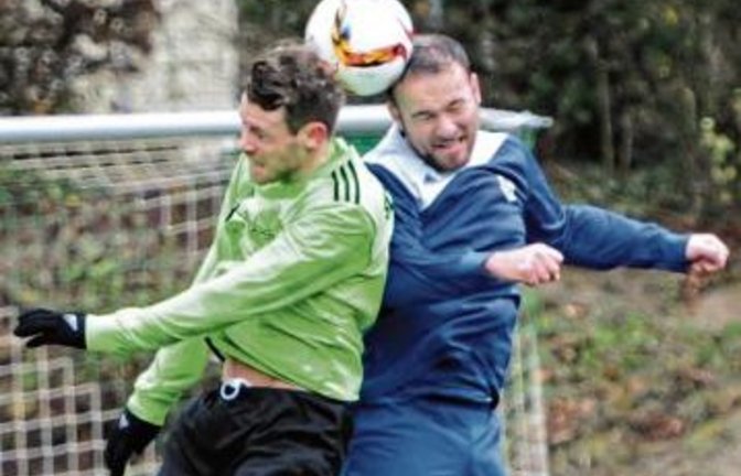 An SVI- Linksverteidiger Matthias Hitzler (rechts) ist kaum vorbeizukommen.  Foto: Leitner
