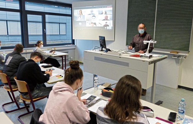 Hybridunterricht am Wirtschaftsgymnasium mit dem Lehrer Frank Bader. Foto: p