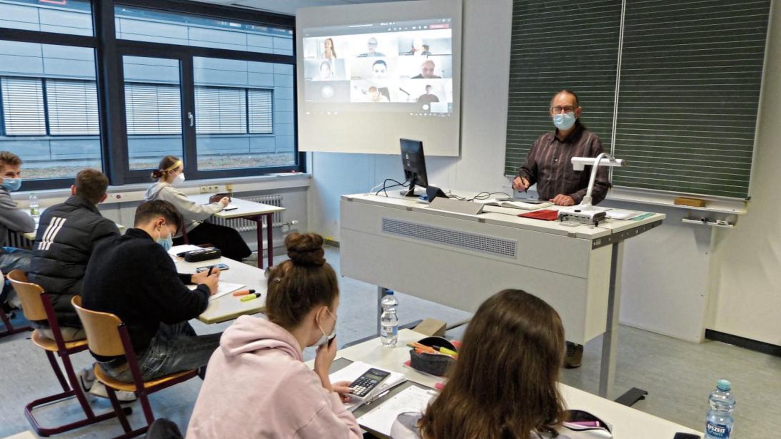 Hybridunterricht am Wirtschaftsgymnasium mit dem Lehrer Frank Bader. Foto: p Hybridunterricht am Wirtschaftsgymnasium mit dem Lehrer Frank Bader. Foto: p