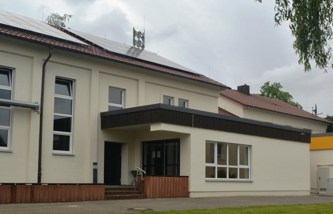Energetisch saniert: die Festhalle in Schützingen mit dem angrenzenden Kindergarten.