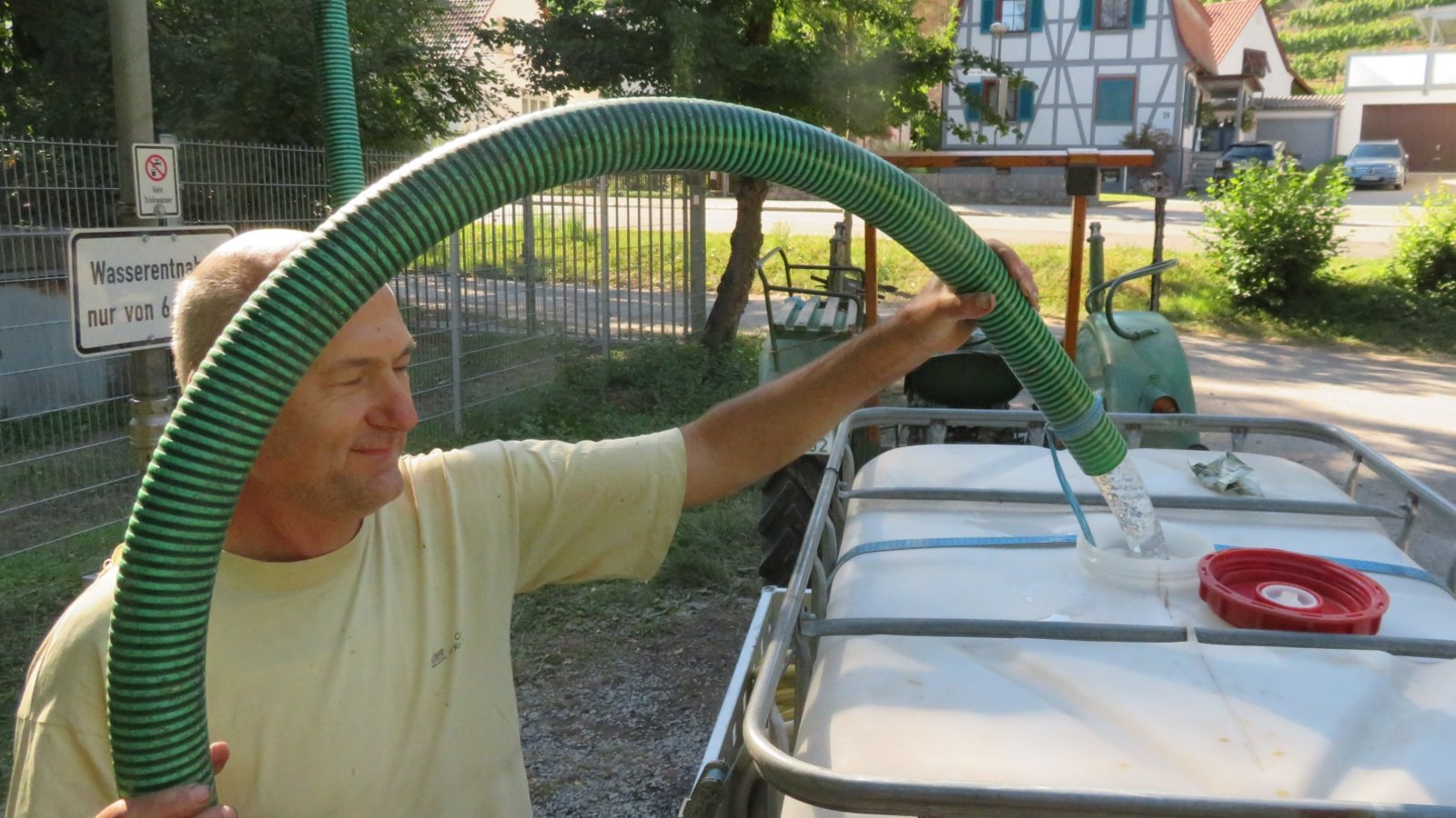 Tanken für die Weinberge in Roßwag. Die Reben brauchen bei diesen Temperaturen Wasser.  Foto: Arning