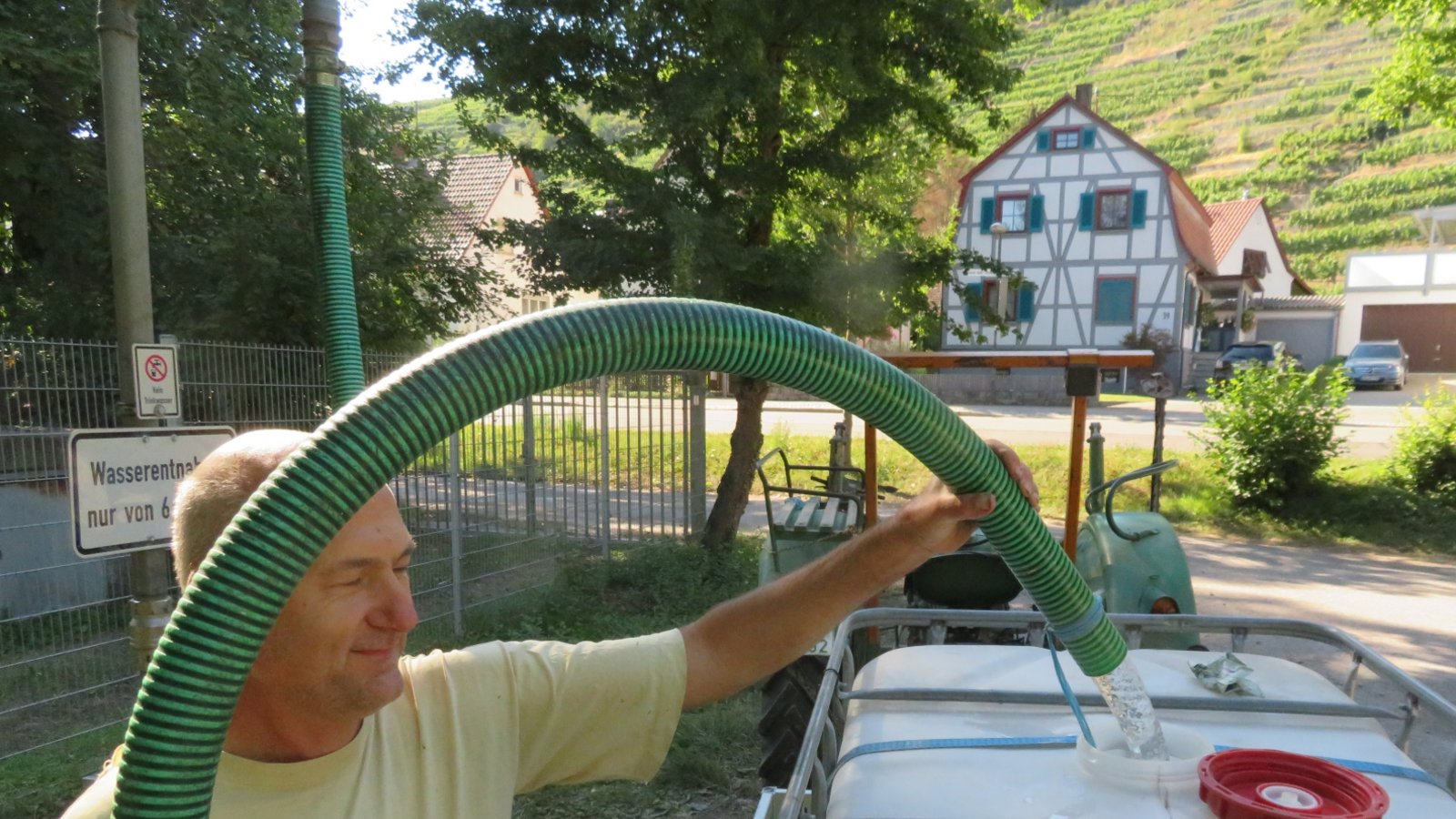 Tanken für die Weinberge in Roßwag. Die Reben brauchen bei diesen Temperaturen Wasser.  Foto: Arning
