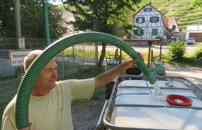 Tanken für die Weinberge in Roßwag. Die Reben brauchen bei diesen Temperaturen Wasser.  <span class='image-autor'>Foto: Arning</span>