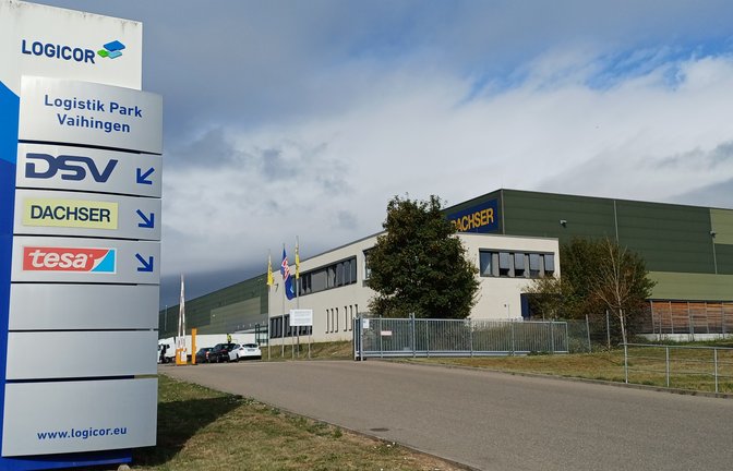 Dunkle Wolken, aber auch ein Stückchen blauer Himmel, über dem Ensinger Standort des Logistikers Dachser.  <span class='image-autor'>Foto: Rücker</span>