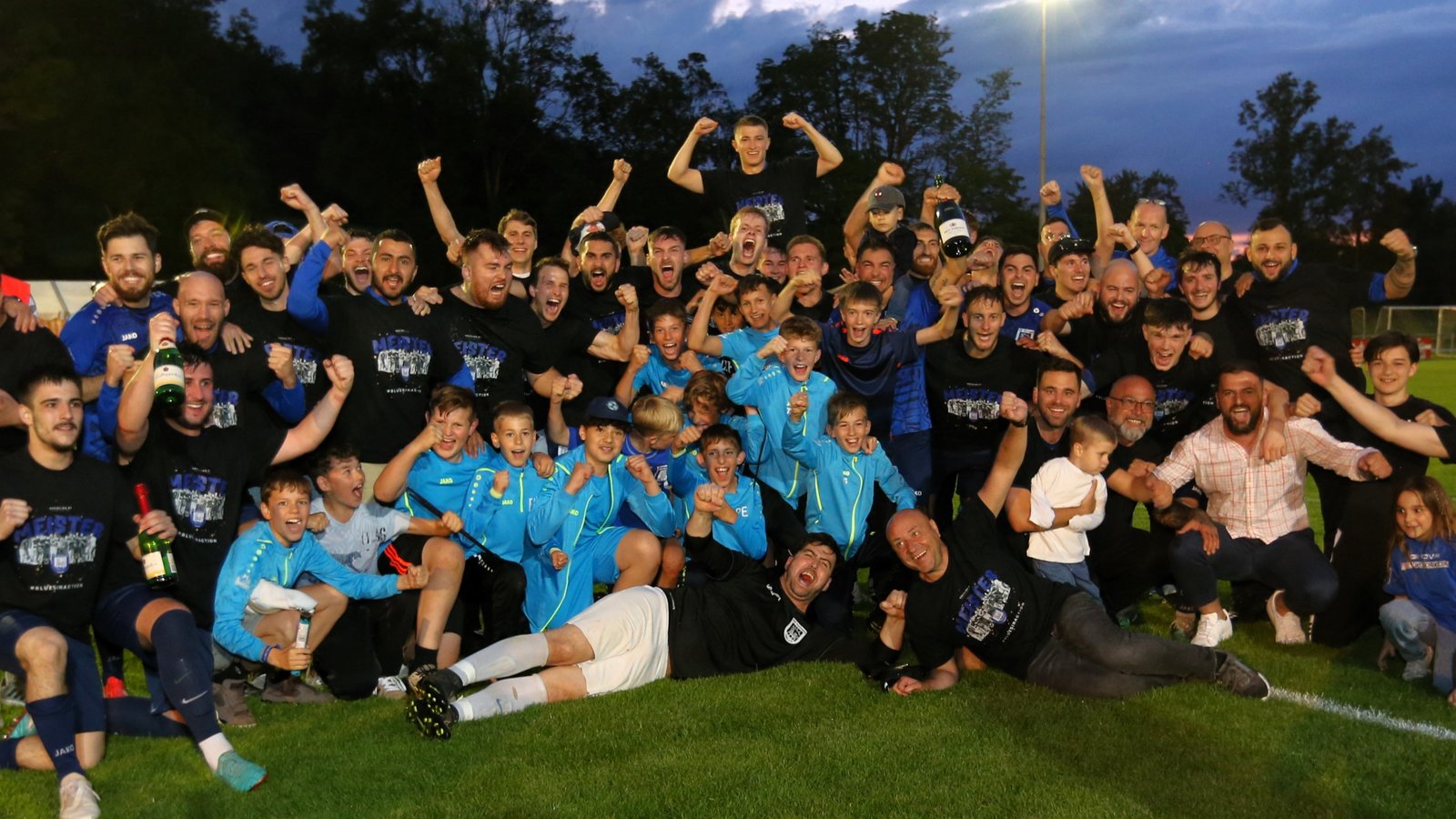 Die Fußballer des VfB Vaihingen feiern die Meisterschaft in der Kreisliga B 7 bis in die frühen Morgenstunden und reisen einige Tage später gemeinsam nach Mallorca. Foto: Küppers