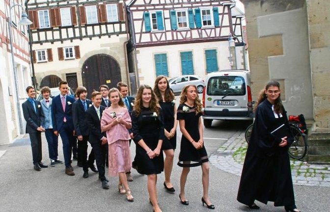 Konfirmationssonntag in Vaihingen: Pfarrerin Ira Philipp führt die 13-köpfige Schar in die